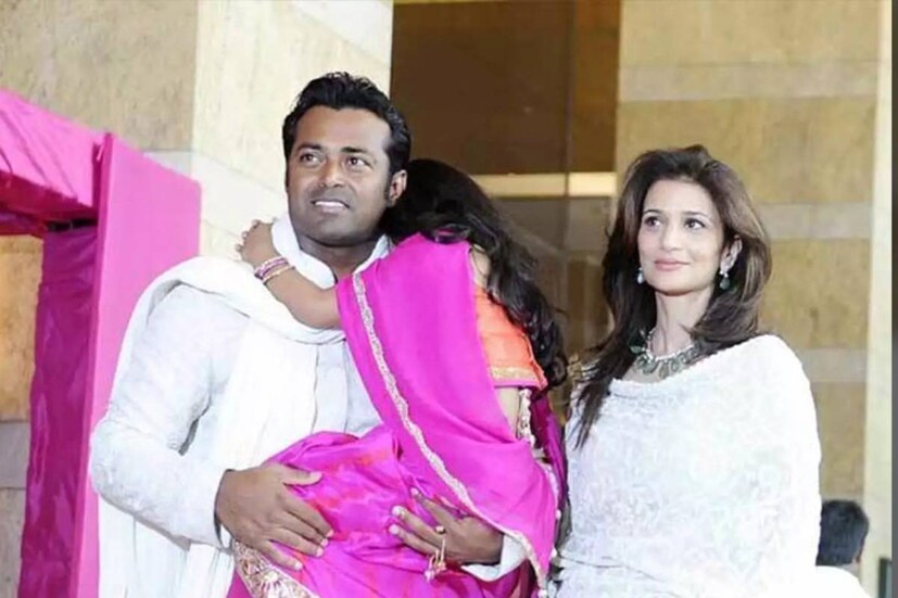 লিয়েন্ডারের সঙ্গে সম্পর্ক গাঢ় হতে অন্যদিকে সঞ্জয়ের সঙ্গে বিবাহ বিচ্ছেদ হয় রিয়ার৷ তাঁর এবং লিয়েন্ডারের একমাত্র সন্তানের নাম আইয়ানা৷ কিন্তু আইয়ানার বাবা মা হিসেবে একসঙ্গে থাকা বেশি দিন সম্ভব হয়নি লিয়েন্ডার ও রিয়ার৷ তাঁদের সম্পর্কও ভেঙে যায়৷