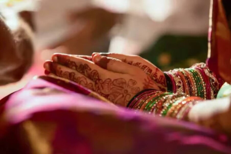  তীব্র গরমে উপবাস করা কষ্টকর৷ কিন্তু অনেক সময়েই নানা ধর্মীয় কারণে গরমেই আমাদের উপবাস ব্রত পালন করতে হয়৷ এ সময় কিন্তু শরীরের জন্য কিছু নিয়ম পালন করতে হয়৷ না হলে উপবাসের সুফল কিছু পাবেন না৷