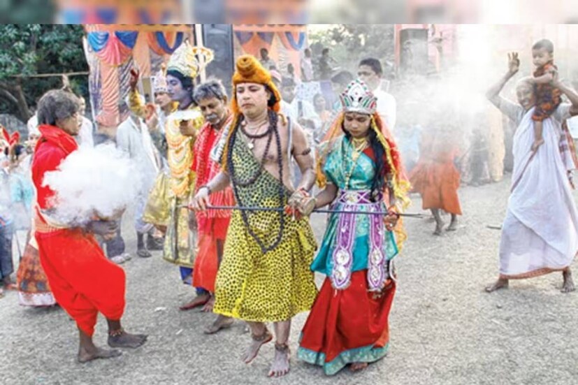 এ বছর নীলষষ্ঠী ব্রত পড়েছে ১৩ এপ্রিল, বৃহস্পতিবার৷ তার পরের দিন চড়কপুজো পেরিয়ে শনিবার ১৫ এপ্রিল ১৪৩০ বঙ্গাব্দকে বরণ করে নেওয়া হবে৷ 