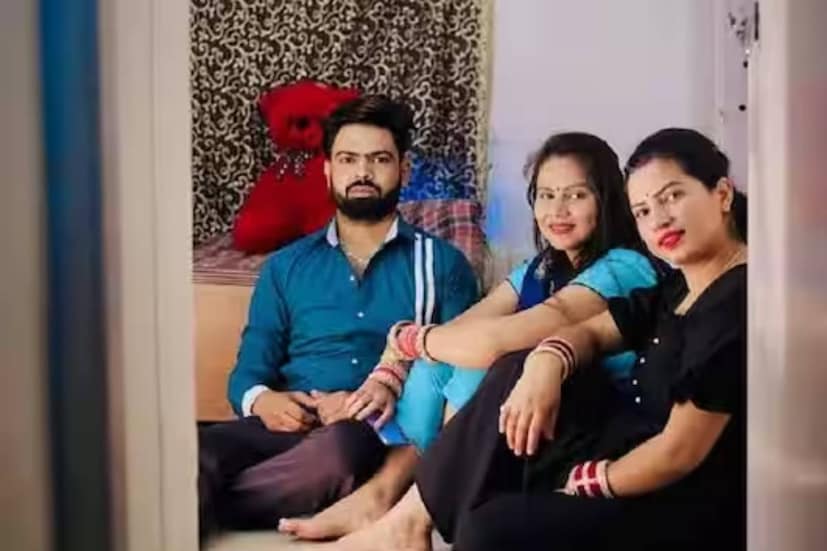 ইউটিউবে সানির দুই স্ত্রী রূপ এবং মানসী দুজনেই পরিচিত৷ তবে তাঁদের ভিডিও পোস্ট করায় সমালোচিতও হন সানি৷