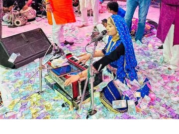 টাকা বৃষ্টির এই ছবি ও ভিডিও ইতিমধ্যেই ভাইরাল সোশ্যাল মিডিয়ায়
