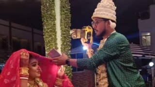 ধুতি পাঞ্জাবি টোপর পরা বর নিজেই ছবি তুলছেন নতুন বউয়ের ধুতি পাঞ্জাবি টোপর পরা বর নিজেই ছবি তুলছেন নতুন বউয়ের