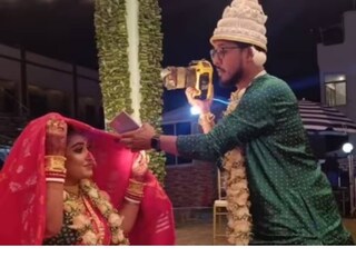 ধুতি পাঞ্জাবি টোপর পরা বর নিজেই ছবি তুলছেন নতুন বউয়ের