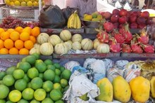 মাদকাসক্ত স্বামী সংসারে উদাসীন, ফলের দোকান চালিয়ে মেয়েদের বড় করছেন অশক্ত মা
