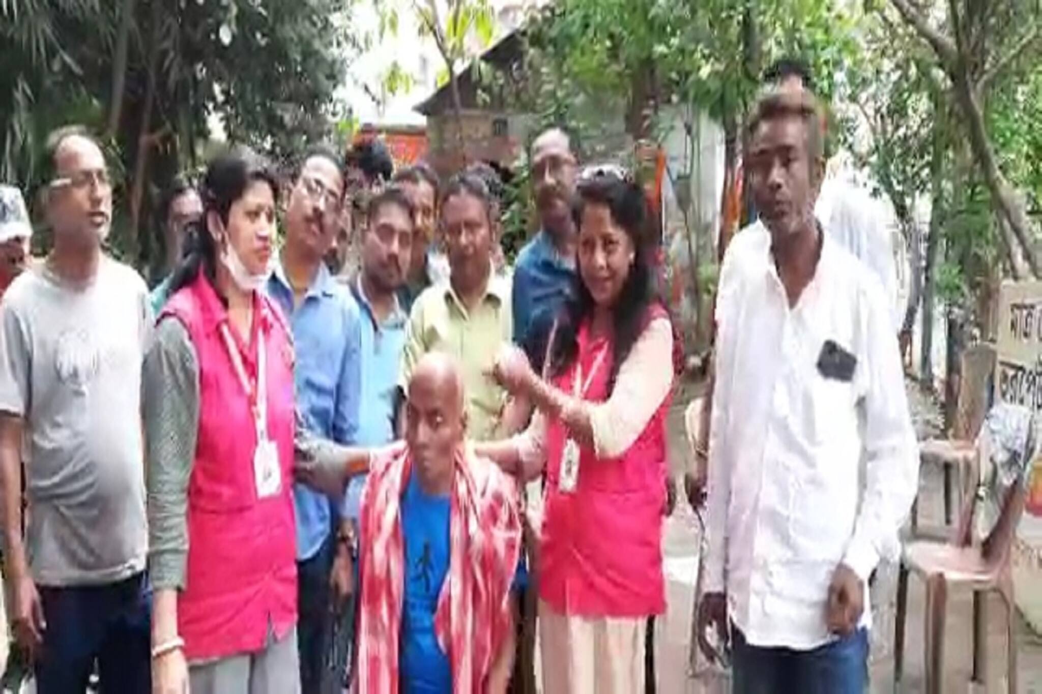 স্নাতক পাস ভবঘুরেকে চুল দাড়ি কেটে চিকিৎসা! ঘটনা জানলে চোখে জল আসবে