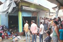 গভীর রাতে অগ্নিকাণ্ড! ভস্মীভূত কাপড়ের দোকান