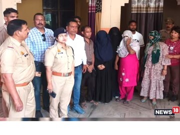 হোটেলের নামে রমরমা বেআইনি ব্যবসা! পুলিশি অভিযানে উদ্ধার হল মহিলাদের ছবি