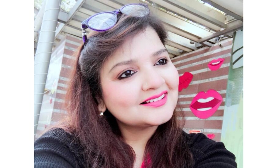 কিন্তু একজন সাধারণ মানুষ যদি এই জালিয়াতির শিকার হয় সে ক্ষেত্রে তাঁরা কী করে তাদের টাকা বা কষ্টের উপার্জন ফেরত পাবে। আজ সন্ধ্যায় সোশ্যাল মিডিয়ায় এই নিয়ে লাইভও করেছেন পল্লবী।