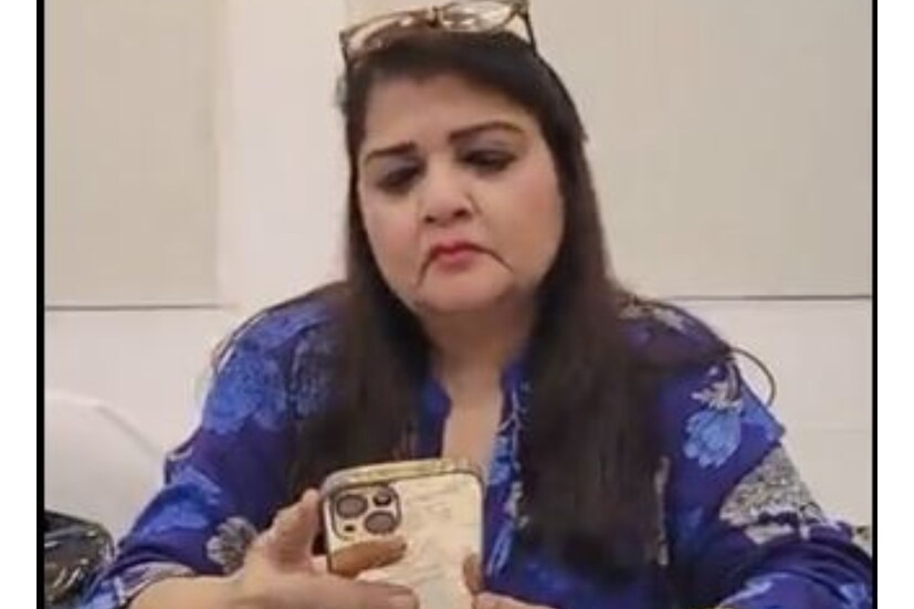 পল্লবী এর পরেই তিনি বিস্তারিত বলেন, ঘটনাটি কেন ঘটেছে৷ তিনি সরাসরি পুলিশেও গিয়েছেন৷ কড়েয়া থানায় তিনি অভিযোগ জানান, তার পর পুলিশ বিস্তারিত অভিযোগ নেয়৷ 