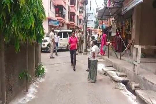 ঘটনার জেরে এলাকায় আতঙ্ক ছড়িয়ে পড়ে৷