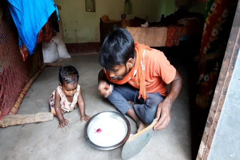 এ দিনই যেমন পুরুলিয়ার তাপমাত্রা ৪২ ডিগ্রি সেলসিয়াস ছুঁয়েছে৷ আর এই প্রবল গরমে শরীর ঠান্ডা রাখতে পুরুলিয়াবাসী ভরসা রাখছেন পান্তা ভাতে৷ 