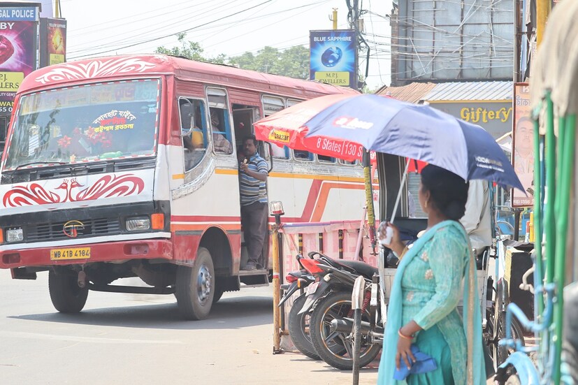 পূর্ব বর্ধমান: ইতিমধ্যেই ৪০ পেরোল তাপমাত্রা। প্রখর দাবদাহের হাত থেকে মিলবে না রেহাই। এখনও এই গরমের মধ্যে অস্বস্তিতেই কাটাতে হবে সকলকে। গরমের দাপটে হয়রানি হলেও কোনও উপায় নেই। আবহাওয়া দফতরের তরফে জানানো হয়েছে স্বাভাবিকের তুলনায় বাড়তে পারে তাপমাত্রা। জারি করা হয়েছে তাপপ্রবাহের সর্তকতা।