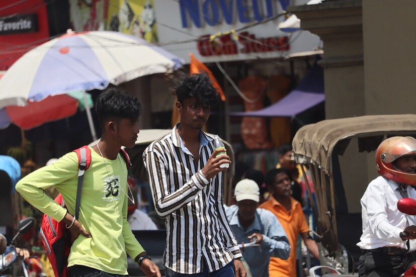 আবহাওয়া দফতরের ওয়েদার আপডেট  অনুযায়ি এই বছর গরমের দাপট আরও অনেকটাই বেশি থাকবে। ৭ এপ্রিল তাপমাত্রা ছিল ৩৫.৭ ডিগ্রি,৮ এপ্রিল ৩৬.৮ ডিগ্রি, ৯ এপ্রিল ৩৭ ডিগ্রি এবং ১০ এপ্রিল বেড়ে সর্বোচ্চ তাপমাত্রা পৌঁছেছিল ৩৯.৮ ডিগ্রিতে তবে বৃহস্পতিবার ৪০ ডিগ্রি সেলসিয়াস ছাড়াল তাপমাত্রা। বেলা বাড়ার সঙ্গে থাকছে লু। বেলার দিকে বাইরে বেরোন দুষ্কর হয়ে পড়েছে শহরবাসীর।