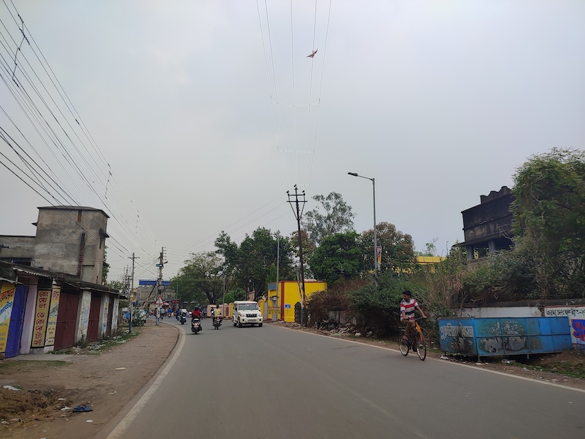 যা বিগত বেশ কিছুদিনের তুলনায় অনেকটাই বেশি। বরাবরই পুরুলিয়া জেলা জুড়ে তীব্র গরমের দাপটে নাজেহাল হতে হয় জেলার মানুষদের। অন্যান্য বছরে তুলনায় এ বছর মার্চ মাসে গরমের দাপট সেই ভাবে ছিল না। মাঝের মধ্যেই ঝড় বৃষ্টির কারণে অনেকটাই স্বস্তি পেয়েছিল জেলার মানুষ।