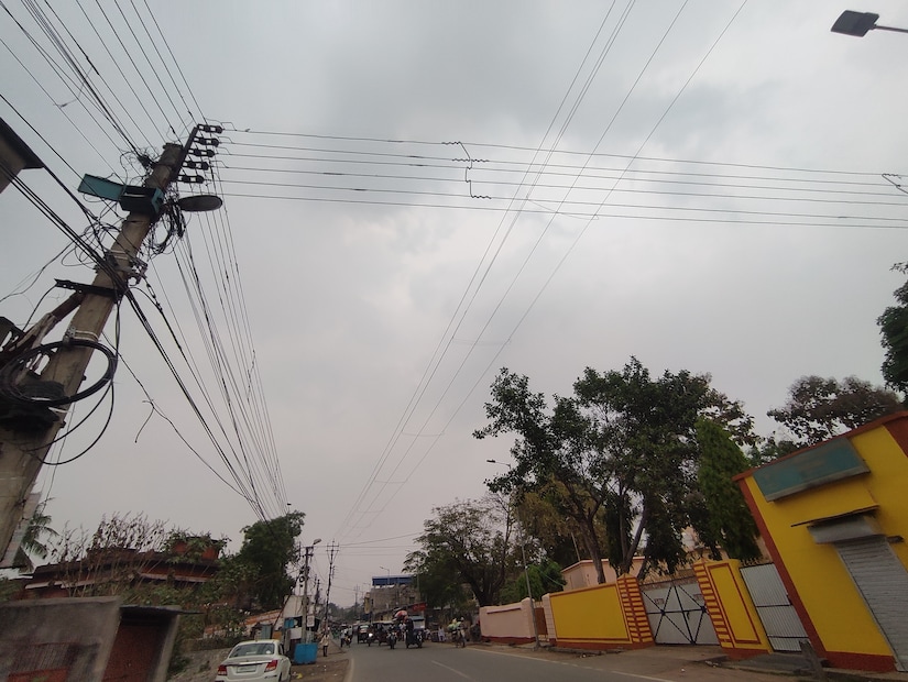 এছাড়া দক্ষিণবঙ্গের বাকি জেলাগুলি মোটামুটি শুষ্ক থাকবে। রাজ্যের বিভিন্ন জেলায় গোটা মার্চ মাস জুড়েই হালকা থেকে মাঝারি বৃষ্টিপাতের কারণে অনেকটাই তীব্র গরমের হাত থেকে রেহাই মিলেছে রাজ্যের মানুষদের। তবে এপ্রিলের শুরু থেকেই সেই স্বস্তি যে বিদায় নিচ্ছে তা আর বলার অবকাশ রাখছে না।
