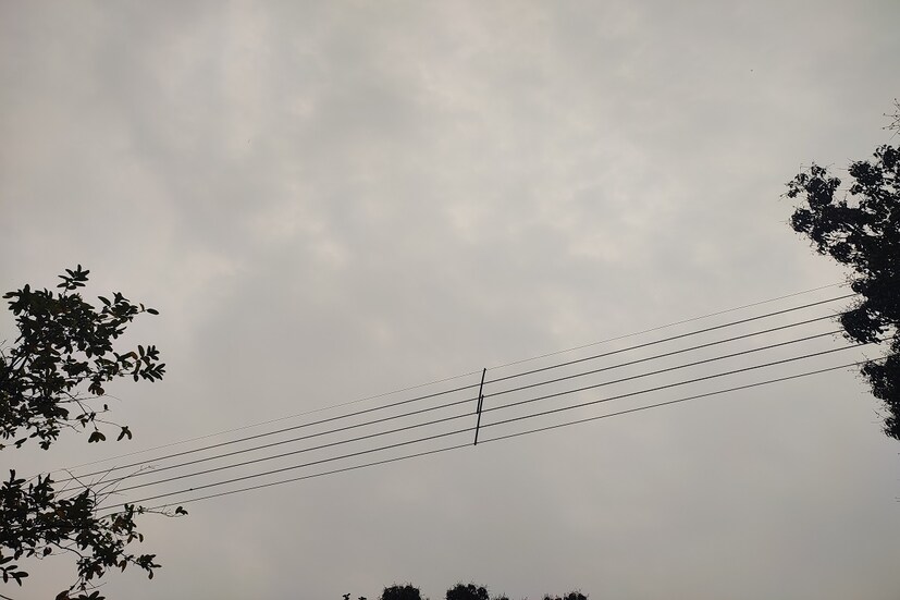 *আজ কলকাতায় মেঘলা আকাশ। দিন রাতের তাপমাত্রা স্বাভাবিকের থেকে ৩-৫ ডিগ্রি সেলসিয়াস কম। বজ্রবিদ্যুৎ-সহ বৃষ্টির সম্ভাবনা, দমকা ঝোড়ো হাওয়া বইতে পারে। রবিবার থেকে আবহাওয়ার উন্নতি। ফাইল ছবি।