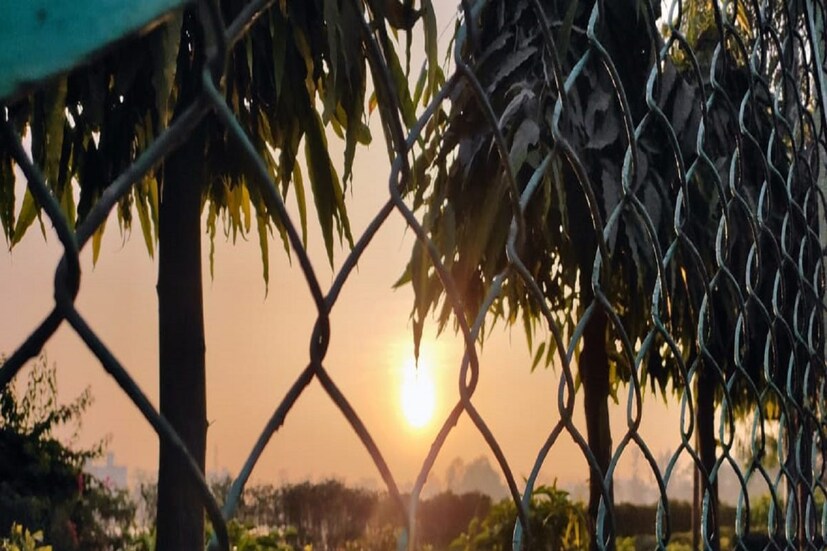 দক্ষিণবঙ্গের বেশ কয়েকটি জেলায় তাপমাত্রার পারদ ফের ৪০ ডিগ্রির কাছাকাছি পৌঁছবে। দক্ষিণবঙ্গে আগামী চার-পাঁচ দিনে বেলার তাপমাত্রা ৩-৪ ডিগ্রি বাড়তে পারে বলে জানা গিয়েছে আবহাওয়া দফতরের পক্ষ থেকে। গরমের দাবদহে নাজেহাল হবে বঙ্গবাসী।