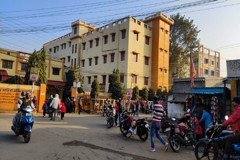 পুরুলিয়া : সকাল হক কিংবা রাত সারাদিনই প্রায় তীব্র গরমের আমেজ বজায় থাকছে রাজ্য জুড়ে। ‌ আকাশের মুখ হয়ে থাকছে গোমরা। বাড়ছে আর্দ্রতাজনিত অস্বস্তি। প্যাচপ্যাচে গরমে নাকাল দশা শহর সহ শহরতলির মানুষদের। চলতি সপ্তাহে আপাতত বৃষ্টিপাতের কোনও সম্ভাবনাই দেখতে পাচ্ছে না , কিন্তু আগামী সপ্তাহে বৃষ্টিপাতের সম্ভাবনা থাকতে পারে বলে জানিয়েছে আবহাওয়া দফতর তবে নিশ্চিতভাবে তারা কিছু বলতে পারছে না। ইতিমধ্যে ৪১ ডিগ্রির উপর চলে গিয়েছে তাপমাত্রার পারদ। প্রতিনিয়ত লাফিয়ে লাফিয়ে বেড়েই চলেছে তাপমাত্রা। ‌