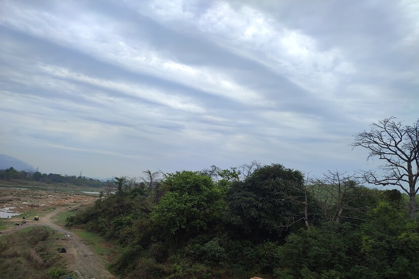 আগামী কয়েকদিনের মধ্যেই তাপমাত্রার আমুল পরিবর্তন লক্ষ্য করা যাবে‌। চার থেকে পাঁচ ডিগ্রি পর্যন্ত বাড়তে পারে তাপমাত্রার পারদ। তাপমাত্রার পারদ বাড়লে গরমের দাপটে নাজেহাল হতে হবে রাজ্যবাসীকে। রাজ্যের বেশ কিছু জায়গায় হালকা থেকে মাঝারি বৃষ্টিপাতের সম্ভাবনা থাকছে। Input- Sarmistha Banerjee