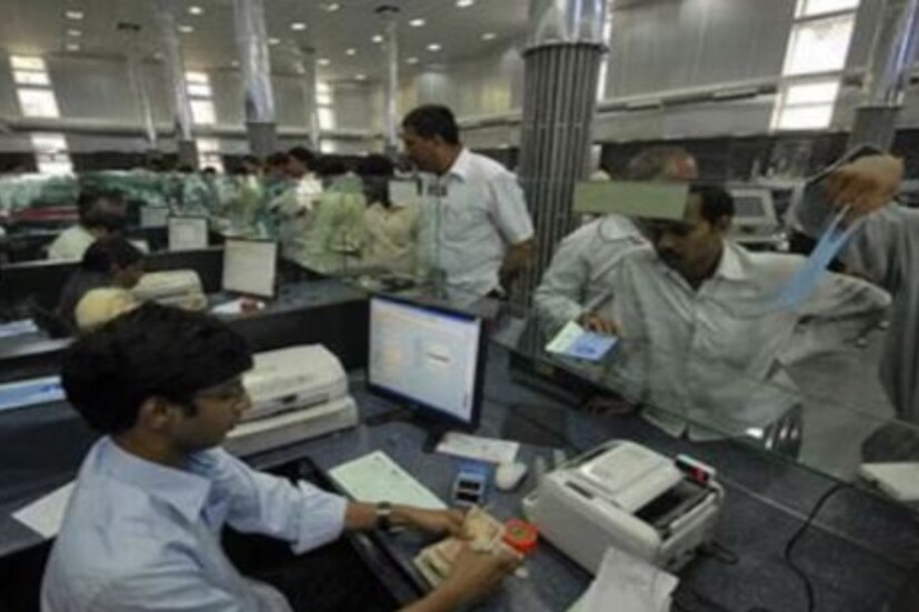 RBI এই ১১৪টি ব্যাঙ্ককে ৫০ হাজার টাকা থেকে ৫ লক্ষ টাকা পর্যন্ত জরিমানা করেছে। কিন্তু জরিমানা পরিশোধ করেও ৮টি ব্যাঙ্কে নিজের কাজকর্মে বদল আনতে পারেনি। (প্রতীকী ছবি)