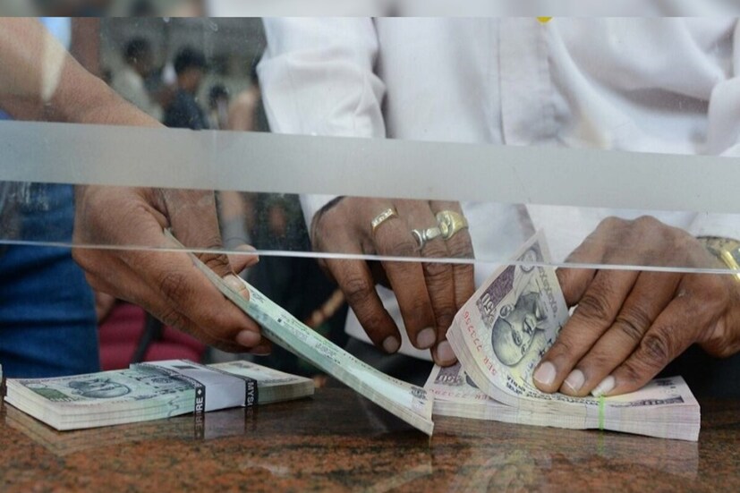শেষ আর্থিক বছরে RBI একইভাবে ১২টি ব্যাঙ্কের লাইসেন্স বাতিল করেছিল।   পাশাপাশি  RBI প্রায় ১১৪ টি ব্যাঙ্ককে জরিমানাও করেছে। ব্যাঙ্কগুলিকে প্রথমে জরিমানা আরোপের মাধ্যমে সতর্ক করা হয়। এরপরও যদি নিয়ম না মানে তখন লাইসেন্স বাতিল করা হয়। (প্রতীকী ছবি)
