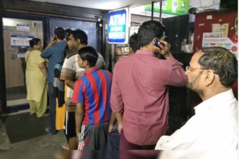 বেশ কিছু সমবায় ব্যাঙ্কের বিরুদ্ধে বড় ধরনের ব্যবস্থা নেওয়া হয়েছে। নিয়ম না মানার কারণে এই ব্যাঙ্কগুলির বিরুদ্ধে ব্যবস্থা নিয়েছে RBI। (প্রতীকী ছবি)
