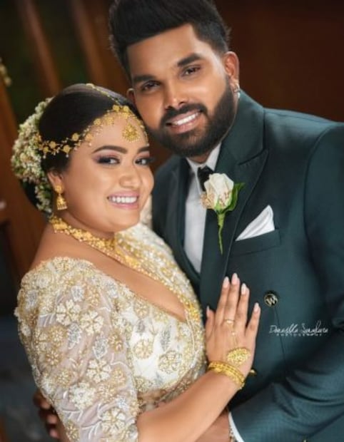 আরসিবি দলের তারকা স্পিনার হলেন শ্রীলঙ্কার ওয়ানিন্দু হাসরঙ্গা। তাঁর স্ত্রী বিন্দা পেশায় একজন শিক্ষিকা। এই দম্পতি ২০২০ সালে বিয়ে করেছিলেন। সোশ্যাল মিডিয়ায় একাধিকবার রোমান্টিক মুডে ধরা দিয়েছে এই জুটি।