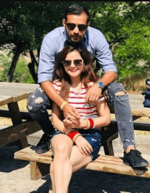 ভারতীয় ফাস্ট বোলার সিদ্ধার্থ কৌল ২০২৩ মরসুমে আরসিবির হয়ে খেলবেন। তার স্ত্রী হরসিমরান কৌর একজন পাঞ্জাবি অভিনেত্রী এবং মডেল। এই দম্পতি ২০২০ সালে বিয়ে করেছিলেন এবং প্রায়শই সোশ্যাল মিডিয়াতে তাদের ভ্রমণ এবং অ্যাডভেঞ্চারের ছবি শেয়ার করেন।