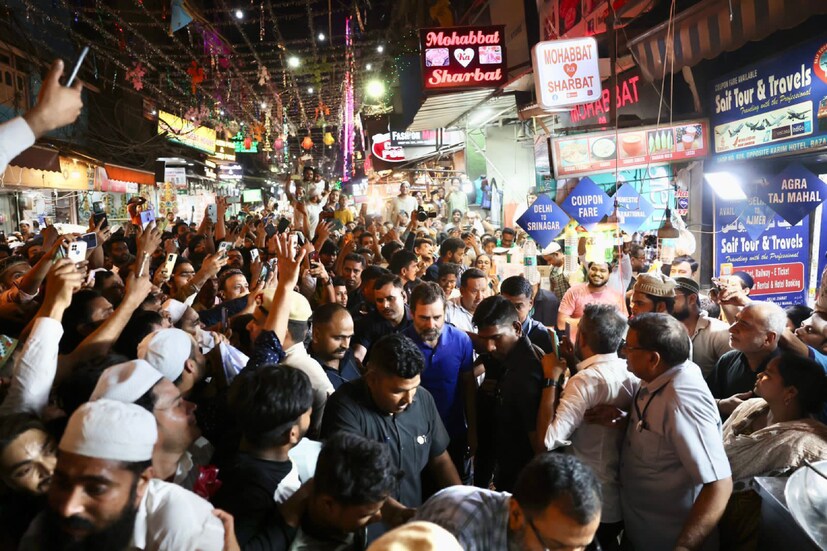  রাহুলের পরণে ছিল একটি ব্লু-টিশার্ট৷ তাঁর নিরাপত্তার দায়িত্বে থাকা রক্ষীরাও ঘিরে ছিলেন তাঁকে৷ 