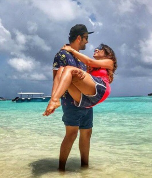 একসঙ্গে কাজ করার সময় সেই ম্যানেজারের প্রেমে পড়েছিলেন রোহিত শর্মা। প্রেম নিবেদন করার জন্য ফিল্মি কায়দা নিয়েছিলেনরোহিত। মুম্বইয়ের একটি নামকরা ক্লাবে হাঁটু গেড়ে প্রোপোজ করেছিলেন। সঙ্গে পড়িয়েছিলেন আংটিও। এমন প্রপোজাল পেয়ে রাজিও হয়ে গিয়েছিলেন ওই সুন্দরী।