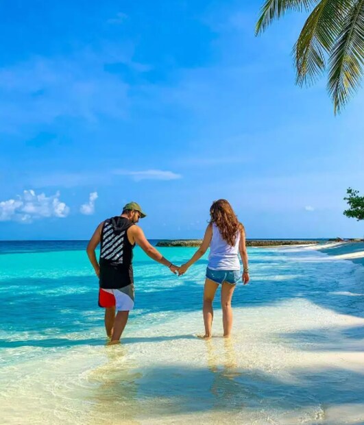 জানা যায় বিয়ের আগে একাধিক সম্পর্কে জড়িয়েছিলেন রোহিত শর্মা। তাদের মধ্যে ব্রিটিশ মডেল সোফিয়া হায়াত অন্যতম। যদিও তাদের সম্পর্ক বেশিদিন স্থায়ী হয়নি। কিন্তু আপনারা কি জানেন, রোহিত শর্মা একসময় নিজের ম্যানেজারের প্রেমে পড়েছিলেন। তার ম্যানেজারের প্রেমে পাগল ছিলেন রোহিত। প্রোপজ করেছিলেন তাকে।