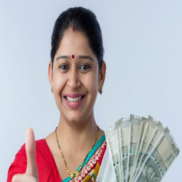 কারা বিনিয়োগ করতে পারবেন: যে কোনও মহিলা বা নাবালিকা মেয়ের নামে ‘মহিলা সম্মান সঞ্চয় প্রকল্প’ খোলা যাবে। প্রসঙ্গত, ১০ বছরের কম বয়সী কন্যা সন্তানের নামে অভিভাবকরা সুকন্যা সমৃদ্ধি যোজনা অ্যাকাউন্ট খুলতে পারেন। পাবলিক প্রভিডেন্ট ফান্ড (পিপিএফ) এর মতো অন্যান্য পোস্ট অফিসের ছোট সঞ্চয় প্রকল্পগুলিতে, একজন অভিভাবক একজন নাবালকের পক্ষে একটি অ্যাকাউন্ট খুলতে পারেন।