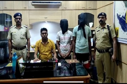 ৩০ টি রেললাইন চুরি! লাইন-সহ গ্রেফতার ২ চোর
৩০ টি রেললাইন চুরি! লাইন-সহ গ্রেফতার ২ চোর