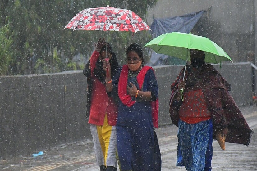 *কিন্তু বৃষ্টি হলেও পুরোপুরি স্বস্তি মিলবে এমনটা নয়। বৃষ্টির জেরে তাপমাত্রা দু-তিন ডিগ্রি নামতে পারে। এমনটা আশা দিয়েছে হাওয়া অফিস। যদিও ৪৪ এর কোঠায় থাকা জেলাগুলিতে তাপমাত্রা আগামীকাল শুক্রবার থেকে কিছুটা নামবে বলে আশা করছেন আবহাওয়া বিশেষজ্ঞরা। ফাইল ছবি।
