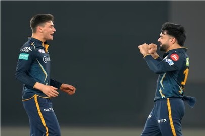 তরুণ নুর আহমেদে মজে ক্রিকেট দুনিয়া Photo- AP 
