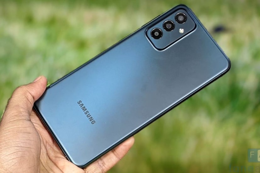 Samsung Galaxy F23 5G -  এই স্মার্টফোনটিতে একটি ৬.৬ ইঞ্চি IPS LCD ডিসপ্লে রয়েছে এবং এটি Octa Core Qualcomm SM7225 Snapdragon ৭৫০G 5G (৮ nm) প্রসেসর দ্বারা চালিত। এর পিছনের ক্যামেরা সেটআপে, ৫০ MP প্রাইমারি সেন্সর, ৮ MP সেকেন্ডারি সেন্সর এবং ২ MP ডেপথ সেন্সর দেওয়া হয়েছে। একই সঙ্গে সামনে একটি ৮ MP সেলফি ক্যামেরা দেওয়া হয়েছে। Samsung Galaxy F23 5G ৫০০০ mAh ব্যাটারি সহ ২৫W দ্রুত চার্জিং সমর্থন করে। এর ৪ GB এবং ১২৮ GB স্টোরেজ ভ্যারিয়েন্টের দাম ১৫,৯৯৯ টাকা।