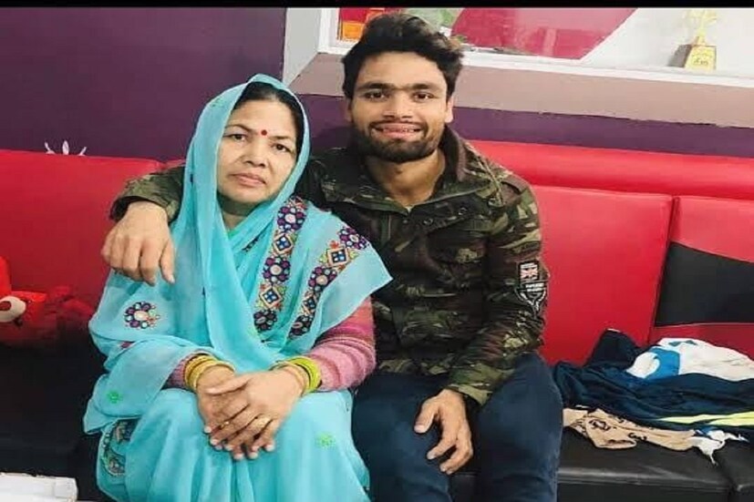 রিঙ্কুর পরিবারকে দায়িত্ব নিতে হবে। কারণ রিঙ্কু কয়েনের এপিঠ-ওপিঠ দেখে ফেলেছে। তবে এই প্রচারের পর ওর পরিবারকে পরিস্থিতি সামলাতে হবে। না হলে এই জায়গা থেকে অনেক ক্রিকেটারকে হারিয়ে যেতে দেখেছি।