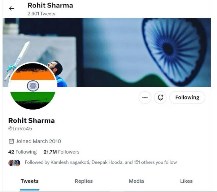 ভারতীয় ক্রিকেটের অভিজ্ঞ তারকাদের সোশ্যাল অ্যাকাউন্টের নামের পাশ থেকে খ্যাচাং করে ব্লু টিক কেটে নিল ট্যুইটার৷ ব্লু টিক থাকা মানে সেটি তারকাদের অফিসিয়াল অ্যাকাউন্ট৷ সচিন, ধোনি, বিরাট, রোহিতের পেজে লক্ষ লক্ষ ফলোয়ার রয়েছেন হঠাৎ করেই তাঁরা একেবারে দিশেহারা৷ সোশ্যাল মিডিয়া হ্যান্ডেল ট্যুইটারে রোহিত, বিরাট এবং ধোনির কোটি কোটি ফলোয়ার রয়েছে। তা সত্ত্বেও, আইন যা মাস্ক সাহেব এনেছেন তাতে না থাকছে তারকা স্ট্যাটাসের দাম না থাকছে ফলোয়ারের সংখ্যার দাম৷ এই তাই এই অভিজ্ঞ ক্রিকেটারদের অ্যাকাউন্ট থেকে ভেরিফাইডের ব্লু টিক মুছে দেওয়া হয়েছে।