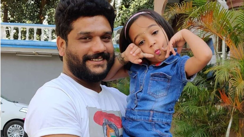 গত বছরই বিয়ে করেন রাম। তাঁর বিবাহিত জীবন সুখেরই ছিল বলে খবর। কেন এভাবে নিজেকে শেষ করে দিলেন রাম সে হিসেব কিছুতেই মেলাতে পারছেন না তাঁর কাছের মানুষেরা।