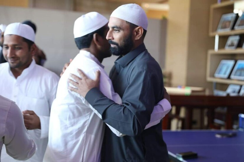 সতীর্থদের সঙ্গে ইদ উদযাপন করলেন বাংলার ক্রিকেটার মহম্মদ সামি। সকলের সঙ্গে শুভেচ্ছা বিনিময় করতে দেখা যায় তাঁকে।