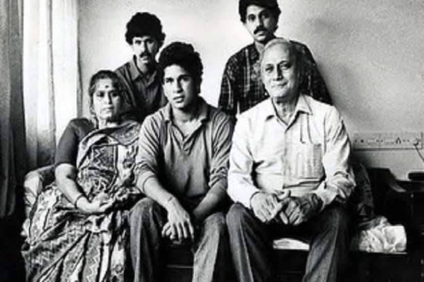  সাদা-কালোয় সচিনের জীবনের এক অমূল্য মহার্ঘ্য মুহূর্ত! এই ছবিতে মা-বাবা এবং দুই দাদা অজিত ও নীতিন তেন্ডুলকরের সঙ্গে পারিবারিক ছবিতে ফ্রেমবন্দি ক্রিকেটের ঈশ্বর!
