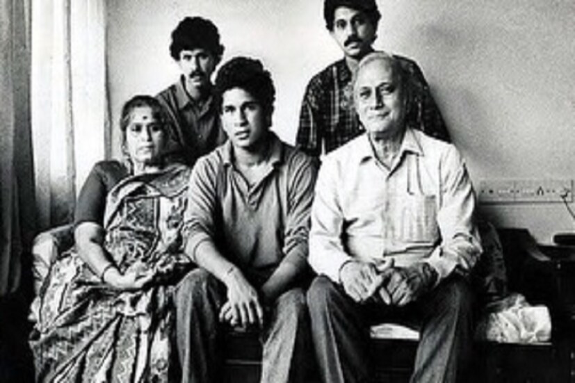  সাদা-কালো এই ছবিটি সচিনের জীবনের অনন্য সম্পদ হয়ে উঠেছে। কারণ এই ছবিতে কিশোর সচিনের সঙ্গে রয়েছেন তাঁর মা-বাবা। ছেলের ব্যাট পরীক্ষা করতে ব্যস্ত বাবা রমেশ তেন্ডুলকর। (Image: Instagram)