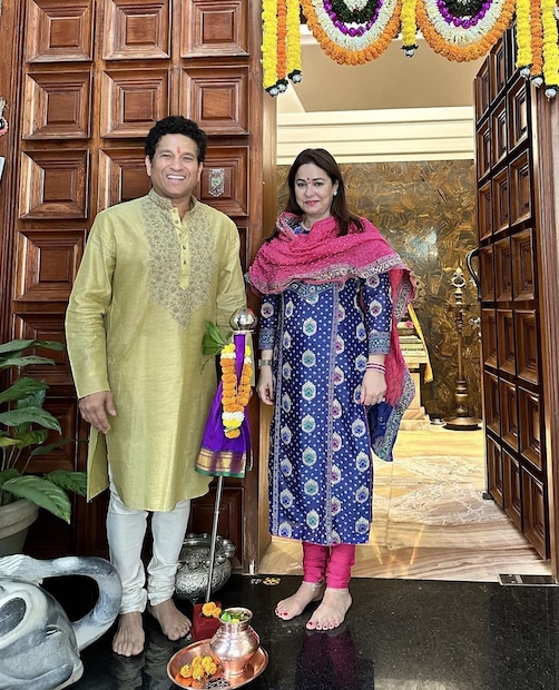  একটা পারফেক্ট ফ্যামিলি ফ্রেম দিয়েই শুরু করা যাক। স্ত্রী অঞ্জলি এবং পুত্র-কন্যা অর্জুন-সারার সঙ্গে সহাস্য সচিন। এই ছবির নিচে অন্যান্য ভাই-বোনেদের মতোই অর্জুন-সারার খুনসুটিতে ভরা সম্পর্ক নজর কেড়েছে। (Image: Instagram)