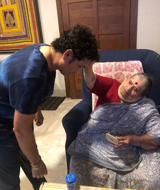 মা-ছেলের পবিত্র সুন্দর বন্ধন বোধহয় একেই বলে। মা রজনী তেন্ডুলকরের আশীর্বাদ নিচ্ছেন সচিন। মাতৃ দিবস উপলক্ষে এই ছবিটি পোস্ট করেছেন তিনি। 