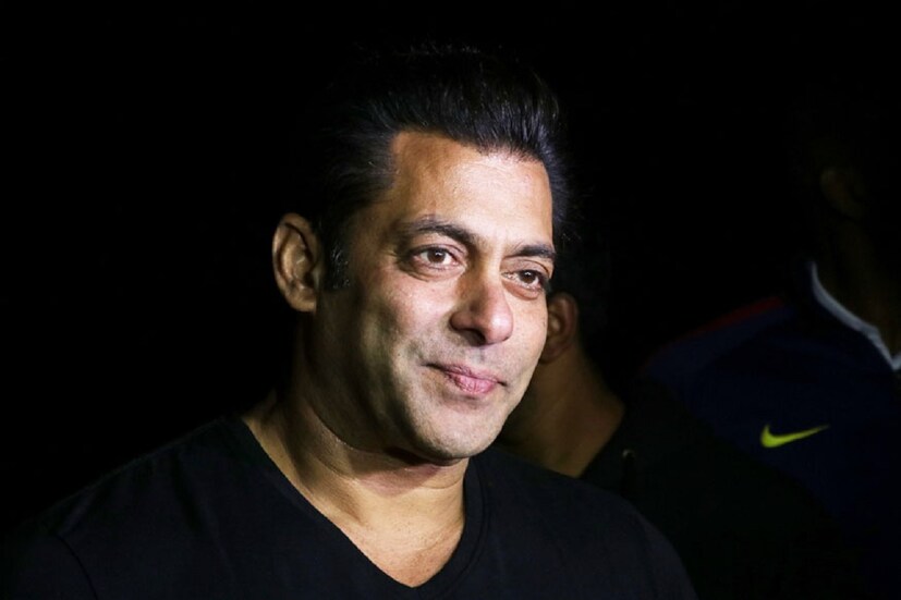 কিছুদিন আগে বিগ বস ওটিটির দ্বিতীয় সিজনে সিগারেট হাতে সঞ্চালনা করতে দেখা যায় সলমন খানকে৷ নিমেষের মধ্যে এই ছবি ভাইরাল হয়েছে  নেটদুনিয়ায়৷ তারপর থেকে কটাক্ষের মুখে পড়েন সলমন৷