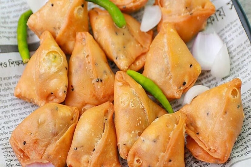 শিঙাড়া:- ভারতের সব প্রান্তেই মোটামুটি শিঙাড়া একটি অত্যন্ত জনপ্রিয় খাবার। সন্ধের সময় চা-শিঙাড়া কিংবা জলখাবারে জিলিপি-সিঙ্গারার আলাদাই কদর। কিন্তু এই শিঙাড়ার জন্ম কিন্তু ভারতে নয়। অনেকে মনে করেন এটি এসেছে মধ্যপ্রাচ্য থেকে। কিন্তু ভারতে এটাকে আলুর পুর দিয়ে তৈরি করে ভারতীয় খাবার হিসেবে বানিয়ে নেওয়া হয়েছে।