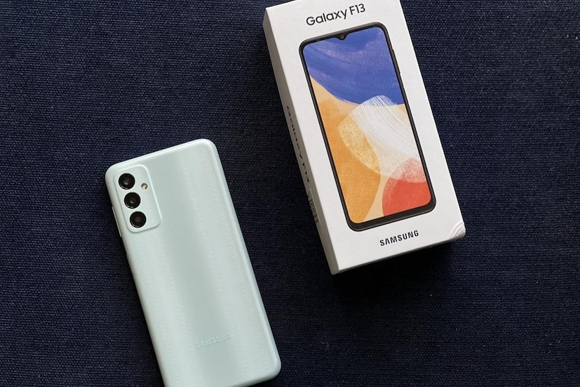 Samsung Galaxy F13 -  এই Samsung ফোনটি Exynos ৮৫০ চিপসেটের সঙ্গে পাওয়া যায়। ফোনটিতে ৪ GB RAM এবং ৬৪ GB স্টোরেজ ভ্যারিয়েন্টে রয়েছে। Flipkart-এ এর দাম ১০,৯৯৯ টাকা। ফোনটির ডিসপ্লে ৬.৬ ইঞ্চি এবং একটি ৬০০০ mAh ব্যাটারি রয়েছে।
