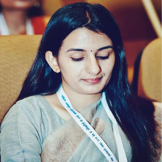মাঝেমধ্যেই সিভিল সার্ভিস পরীক্ষায় সাফল্যের নানা গল্প ভাইরাল হয় সোশ্যাল মিডিয়ায়। কেউ খুব দারিদ্রের মধ্যে থেকে এসে পরীক্ষায় উত্তীর্ণ হয়েছেন। কেউ আবার ভাল কেরিয়ার ছেড়ে দেশসেবার টানে যোগ দিয়েছেন সিভিল সার্ভিসে। এসডিএম সঙ্গীতা রাঘবের গল্পও একই রকম। পিএইচডি মাঝপথে ছেড়ে দিয়ে ইউপিপিএসসি পরীক্ষায় বসার সিদ্ধান্ত নেন। প্রথমবার সাফল্য মেলেনি। কিন্তু দ্বিতীয়বার শুধু পাশ করেন তাই নয়, টপার হন।