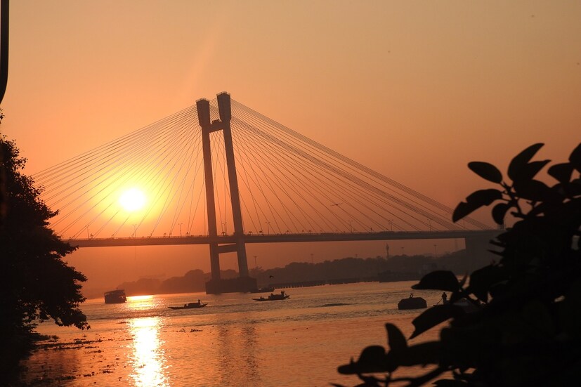 বাঙালি হওয়া নিয়ে আমরা সকলেই গর্ববোধ করি। কিন্তু এমন অনেক কিছুই রয়েছে এ বাংলার যা আমরা অজানা। প্রত্যেক দেশের যেমন জাতীয় পশু, পাখি, ফল, ফুল থাকে, ঠিক তেমনই প্রতিটি রাজ্যেরও জাতীয় সবকিছুই থাকে।