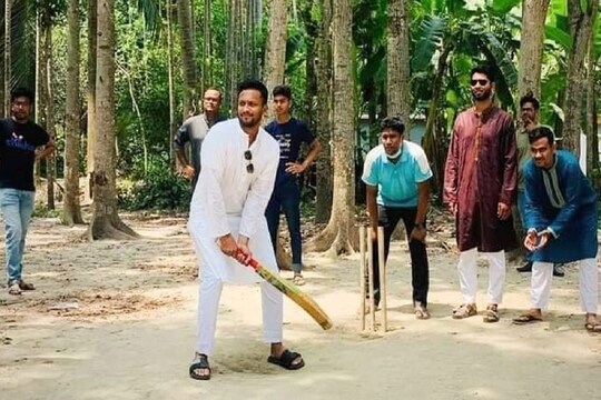 মাগুরায় ইদ পালন শাকিবের